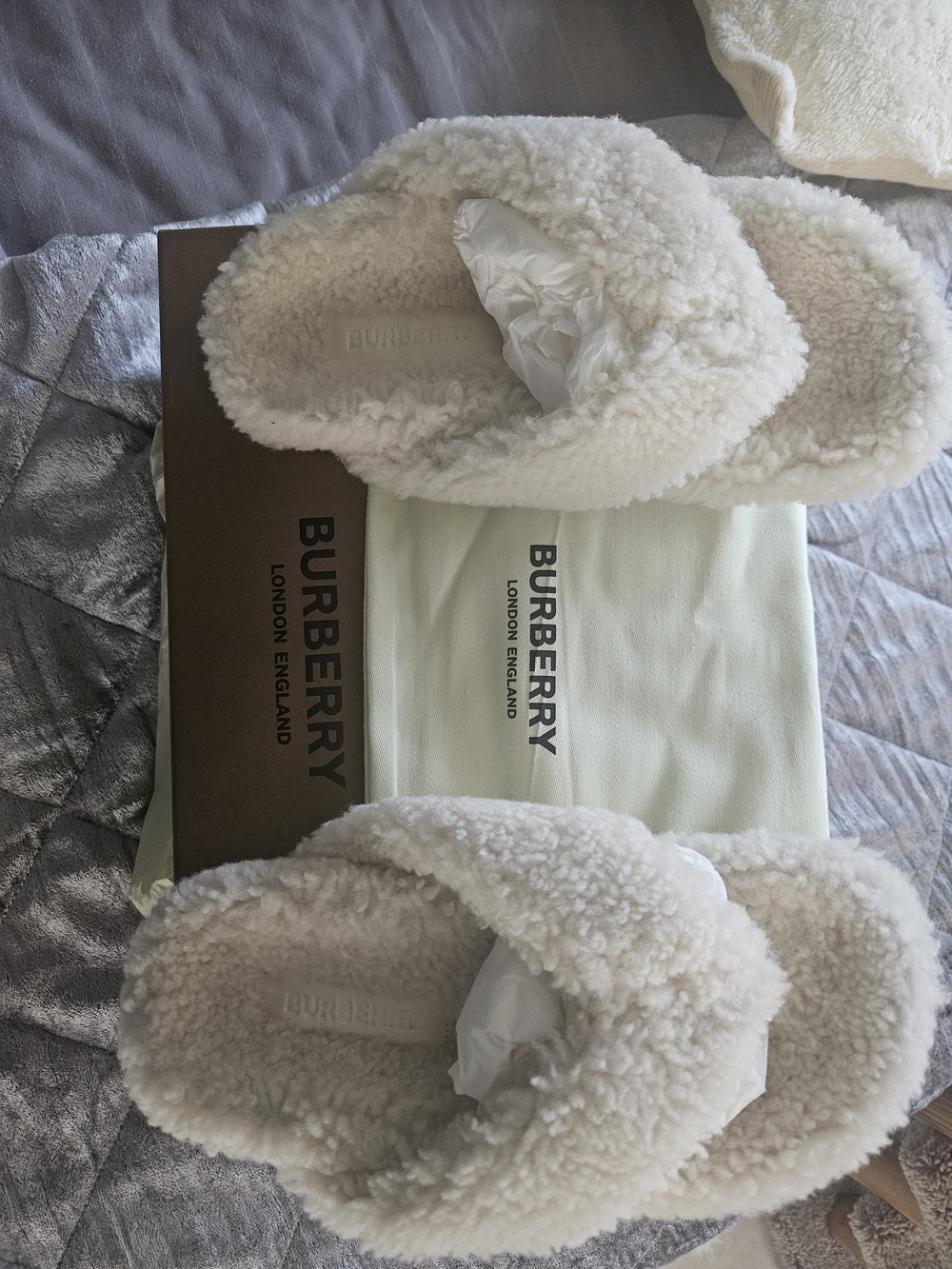 NWT Burberry Shearling Sandals Womens  Cream  Cross-Strap Slide Sandals Size 35